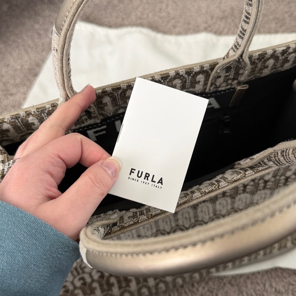 Furla Opportunity large tote bag - gold arch logo pattern - Picture 4 of 10